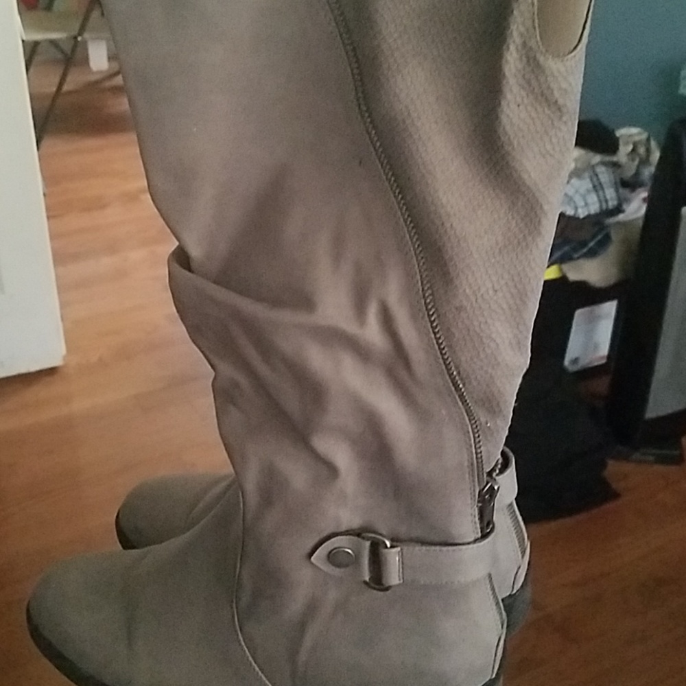 Boots - Picture 3 of 5